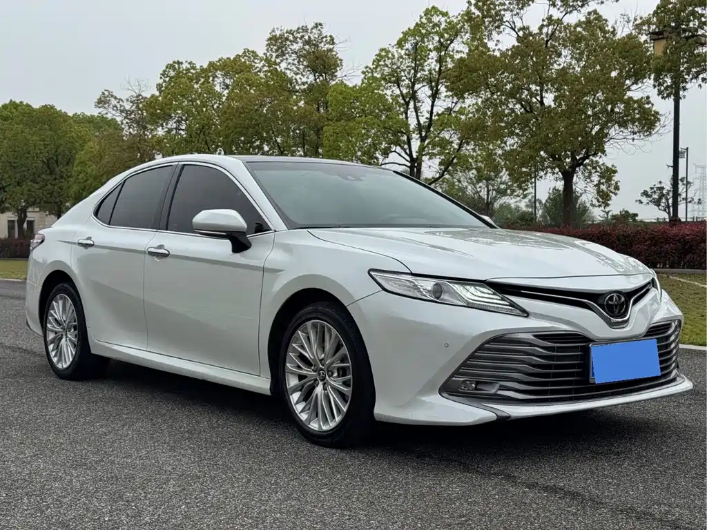 Toyota Camry — фото 3