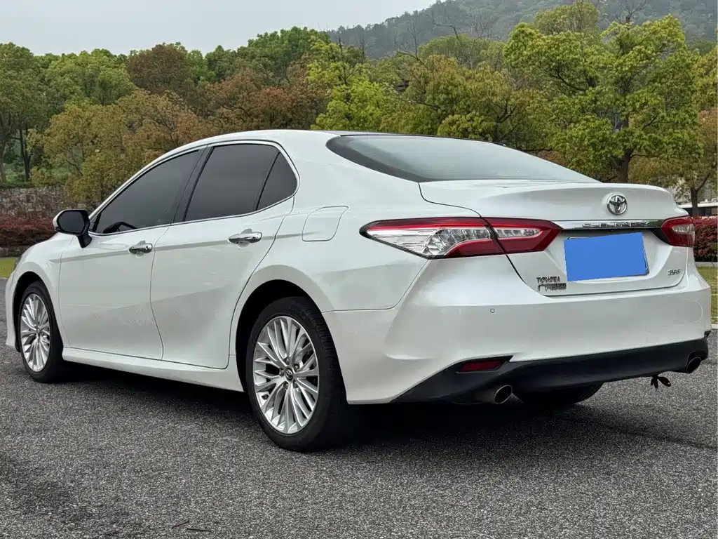 Toyota Camry — фото 4