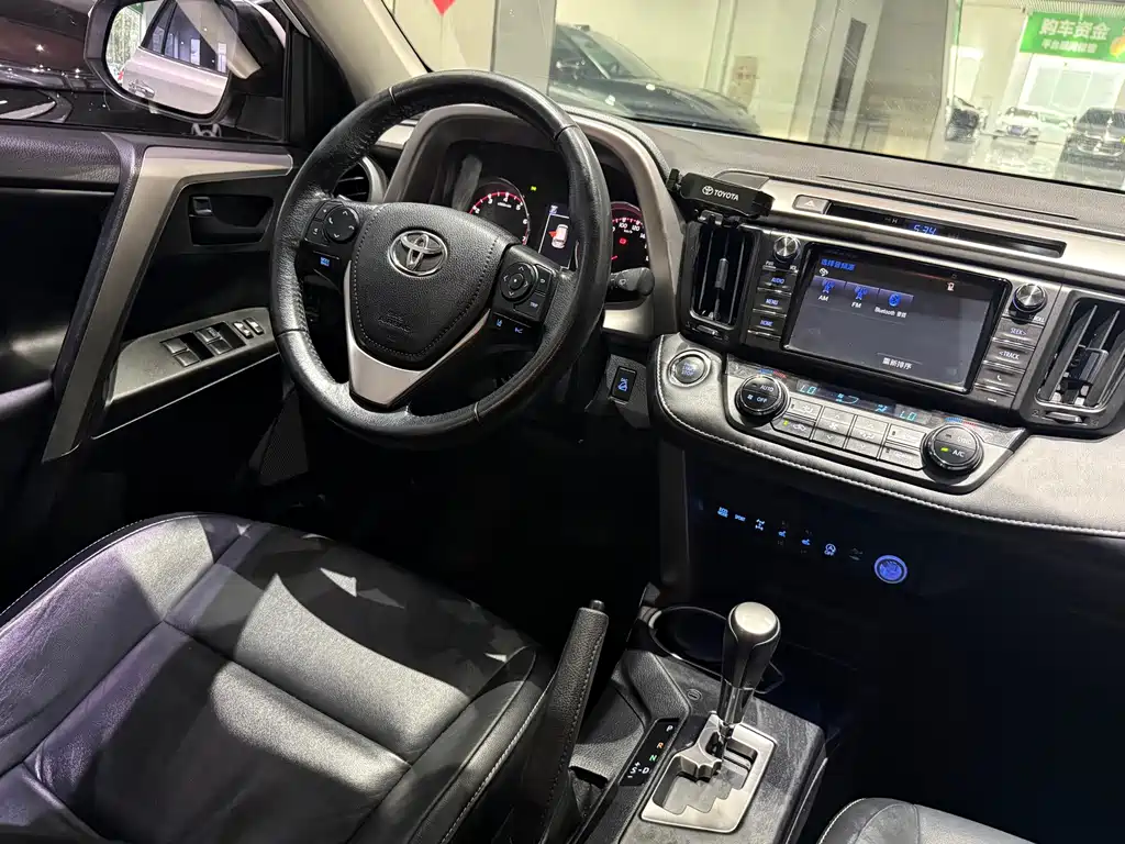 Toyota RAV4 — фото 11