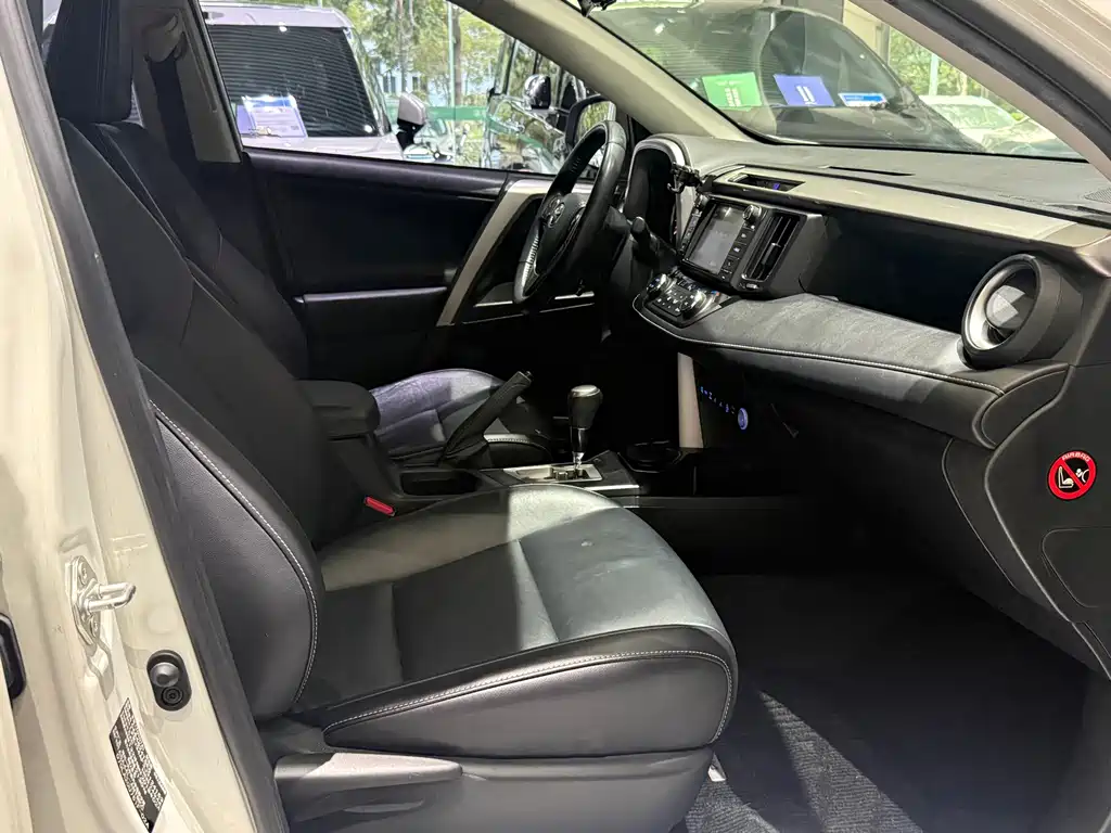 Toyota RAV4 — фото 18