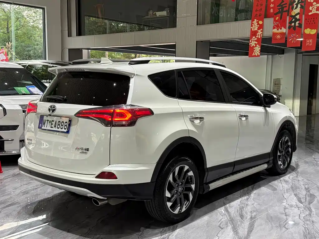 Toyota RAV4 — фото 24