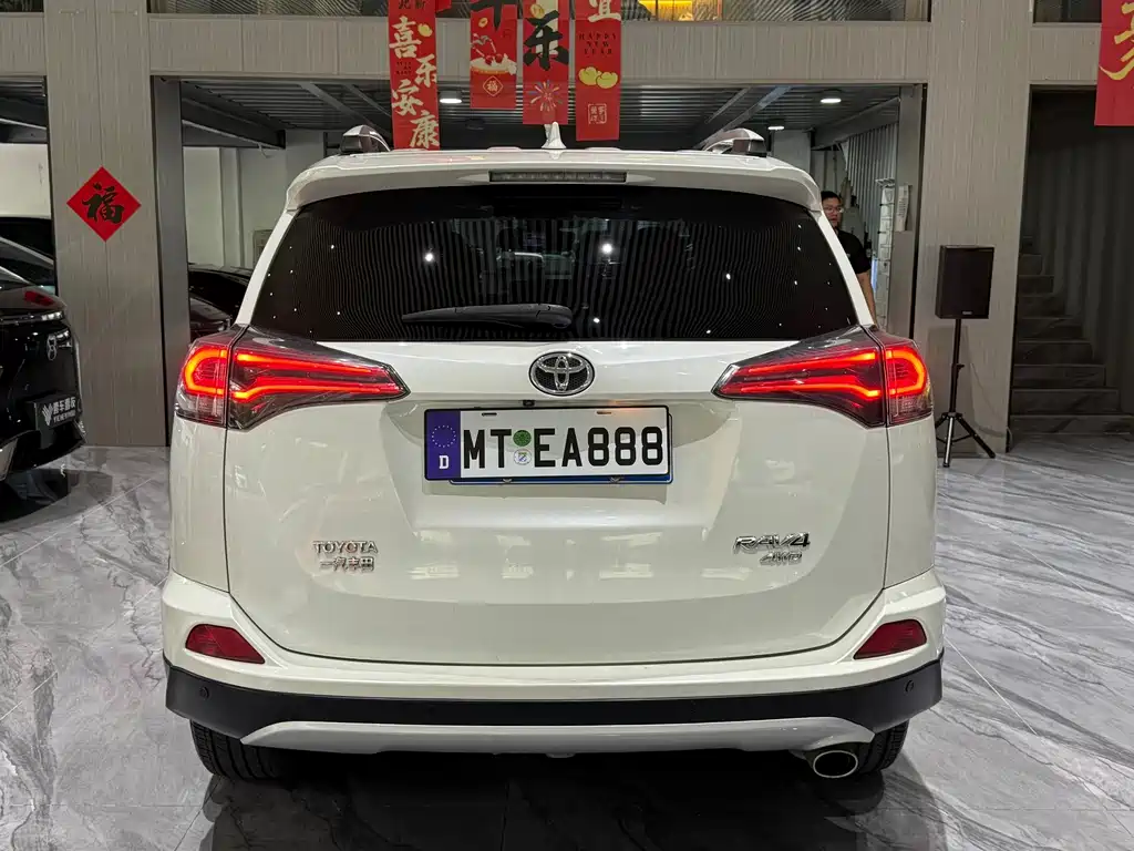 Toyota RAV4 — фото 25