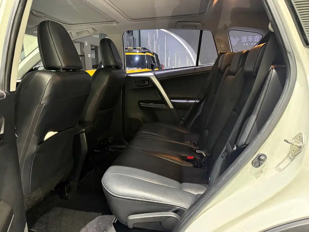 Toyota RAV4 — фото 6