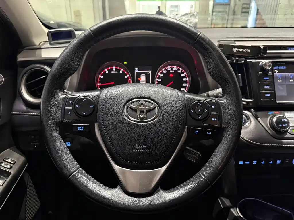 Toyota RAV4 — фото 8