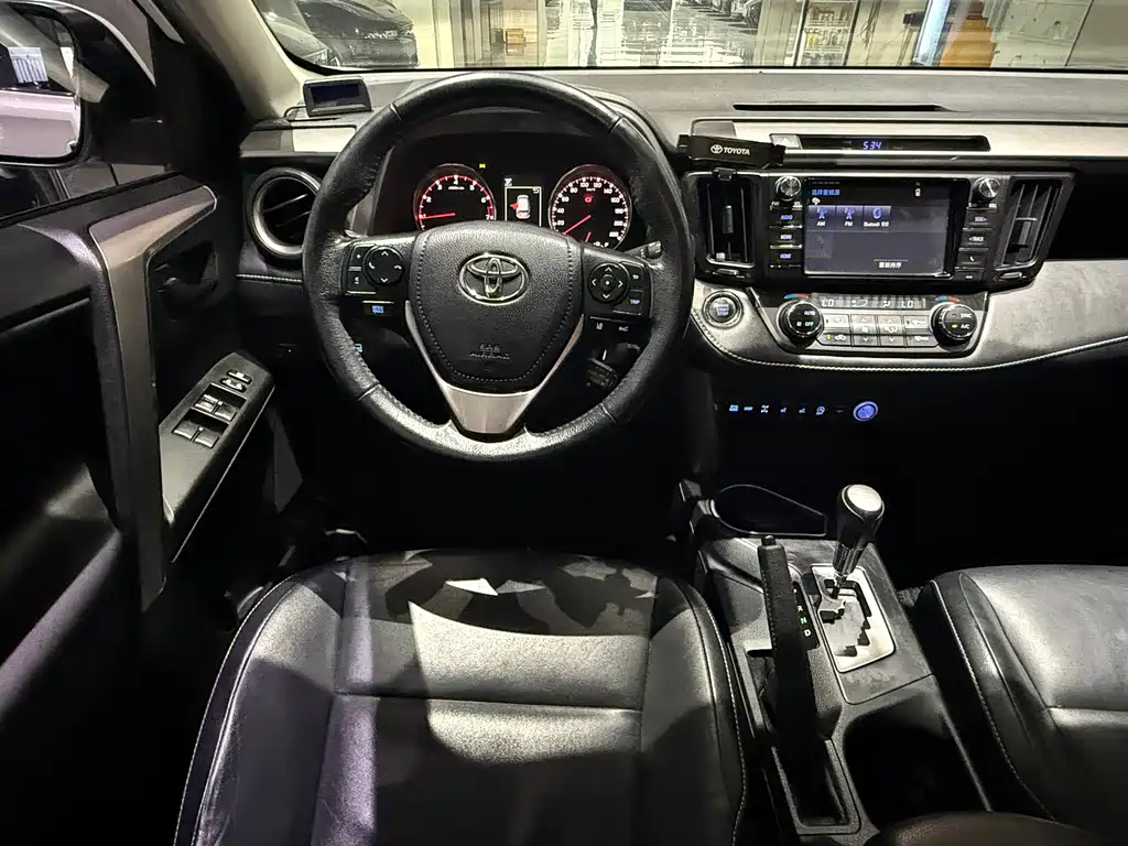 Toyota RAV4 — фото 9