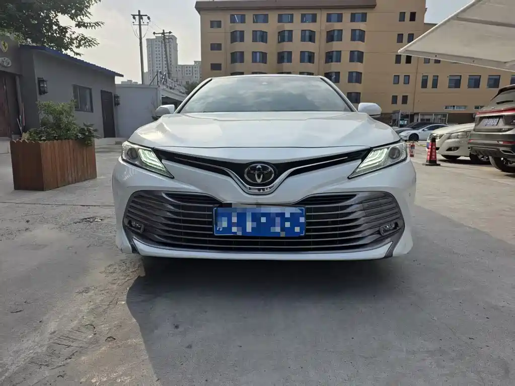 Toyota Camry — фото 2