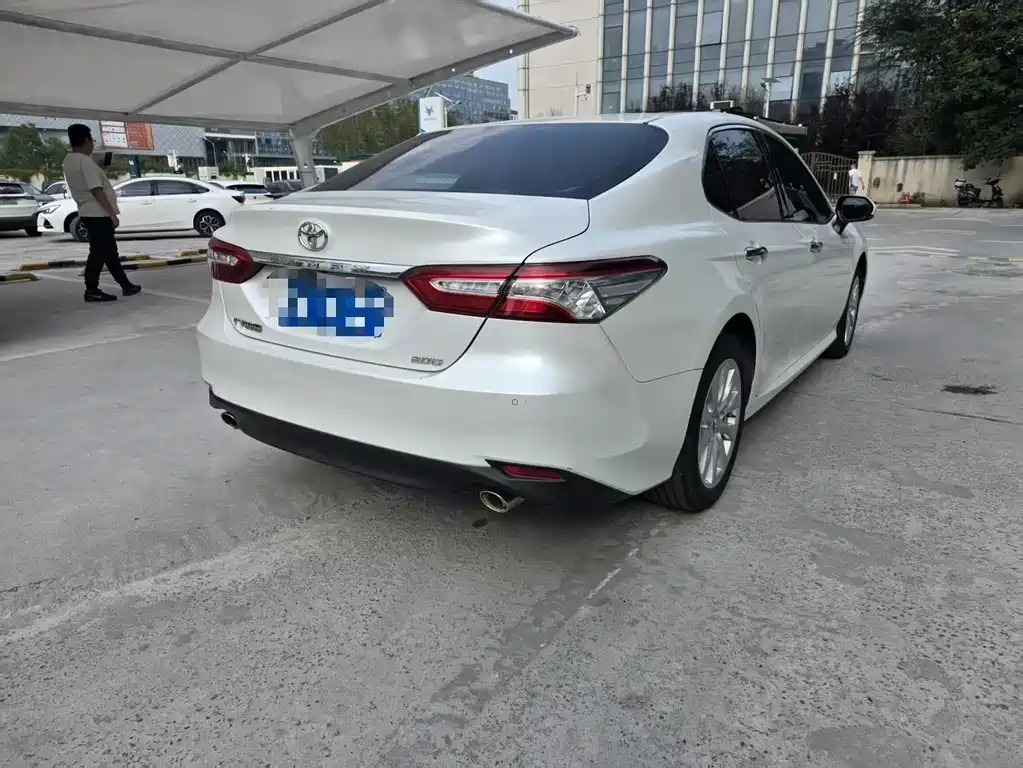 Toyota Camry — фото 3