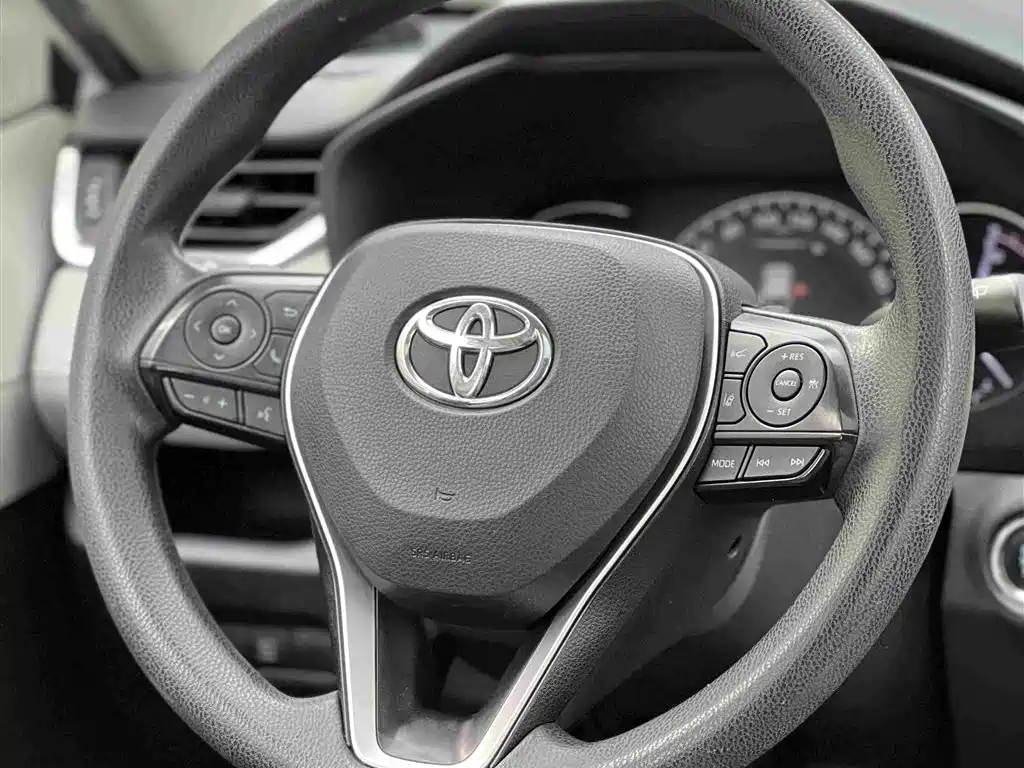 Toyota RAV4 — фото 13
