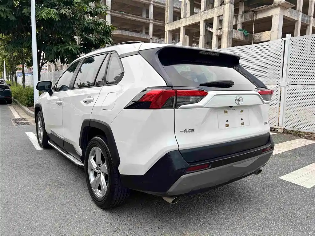 Toyota RAV4 — фото 3