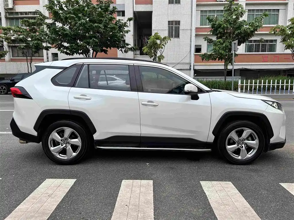Toyota RAV4 — фото 7