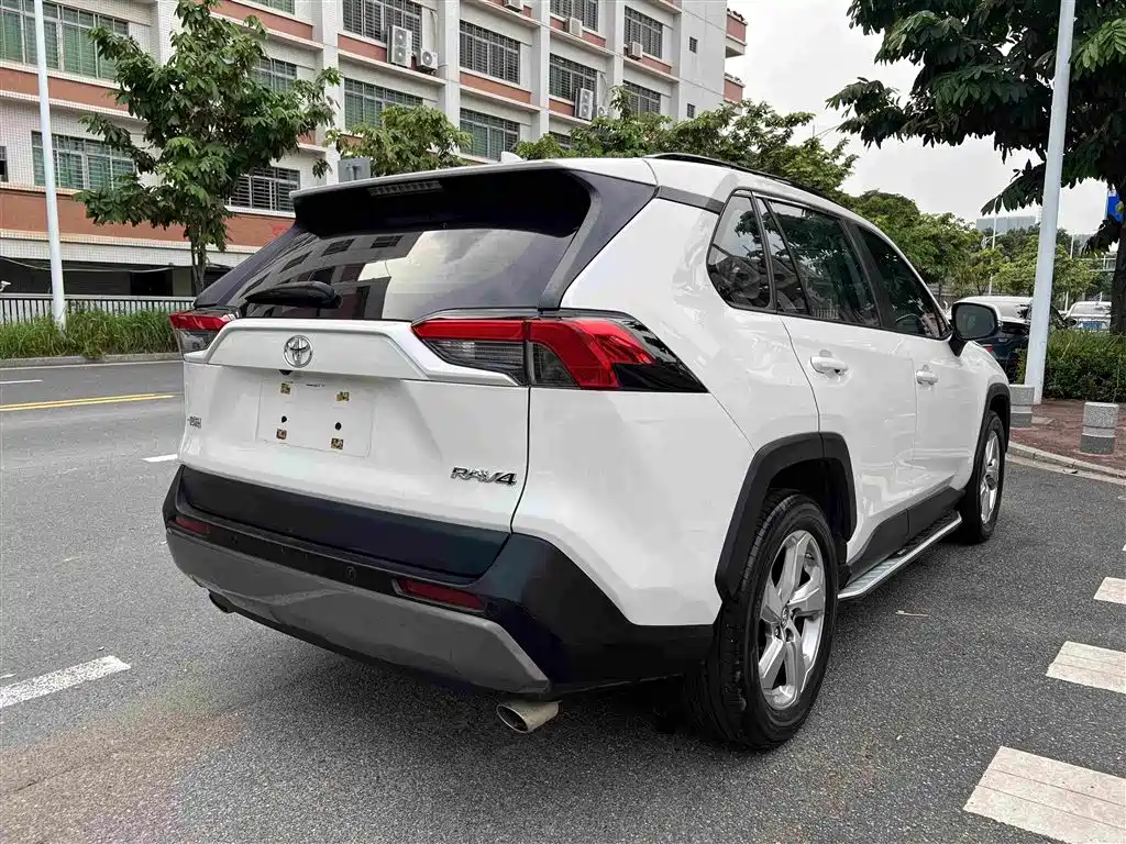 Toyota RAV4 — фото 8