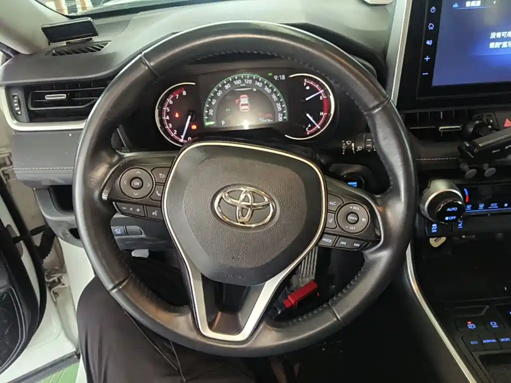 Toyota RAV4 — фото 11