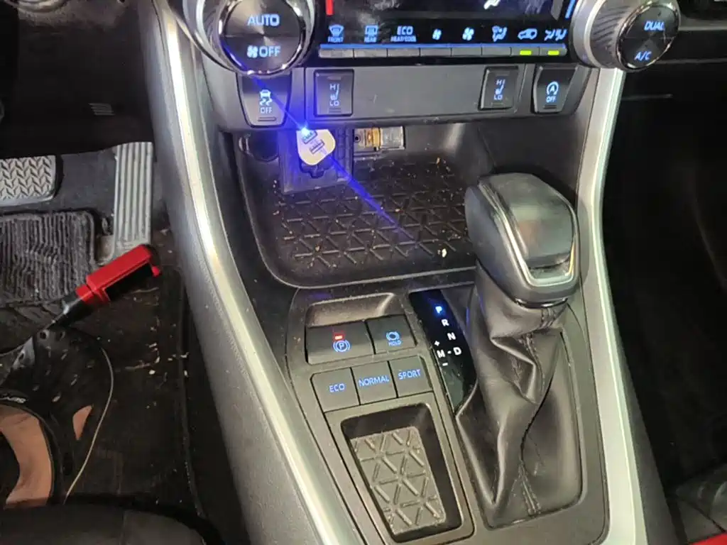 Toyota RAV4 — фото 14