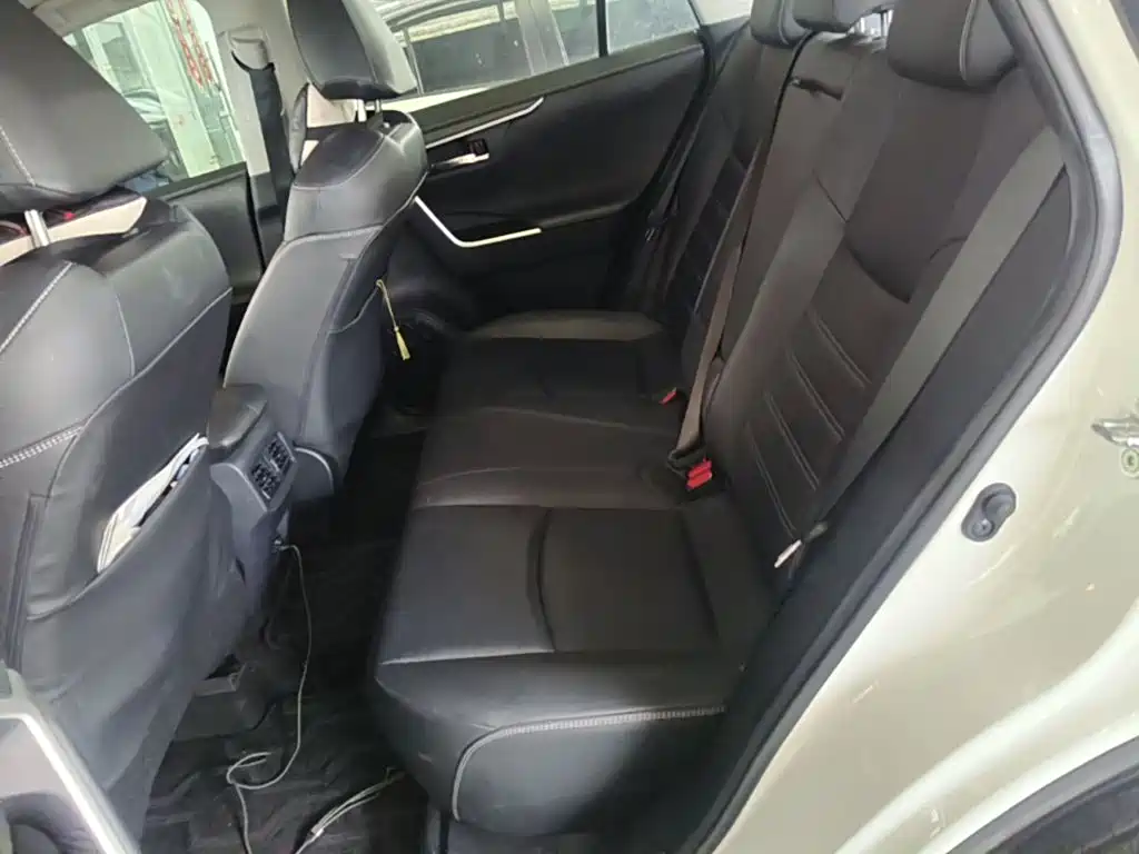 Toyota RAV4 — фото 17