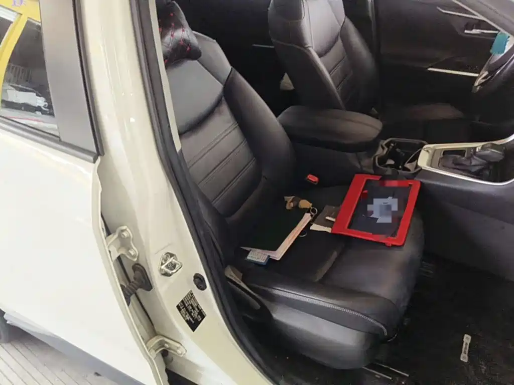 Toyota RAV4 — фото 25