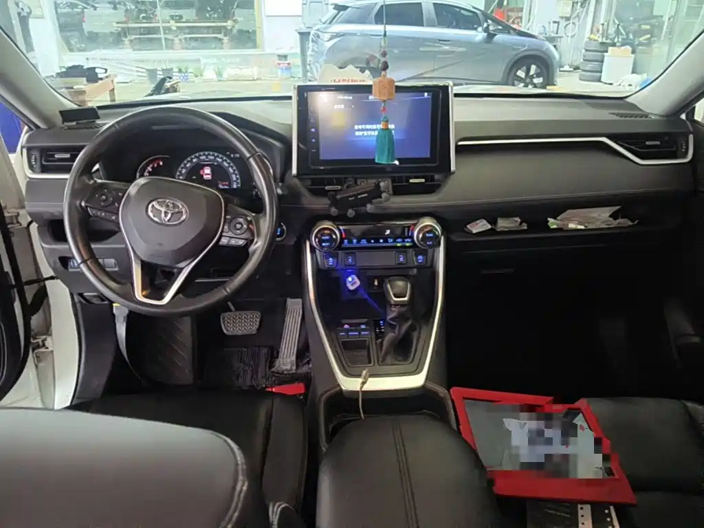 Toyota RAV4 — фото 10