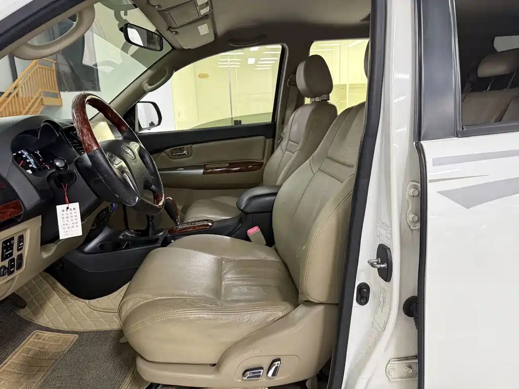 Toyota Fortuner — фото 11