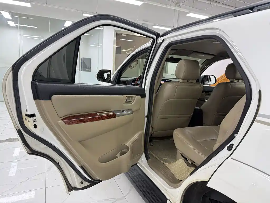 Toyota Fortuner — фото 13