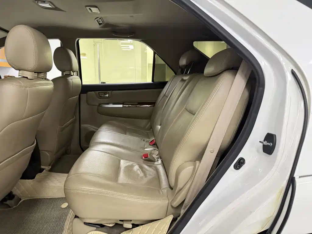Toyota Fortuner — фото 14