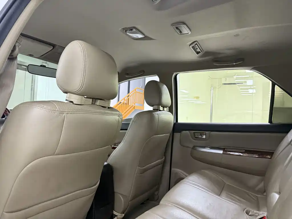 Toyota Fortuner — фото 15