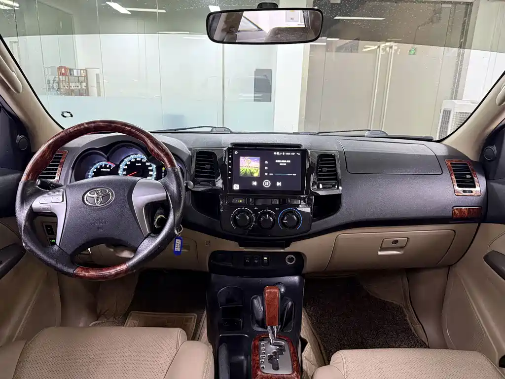 Toyota Fortuner — фото 16
