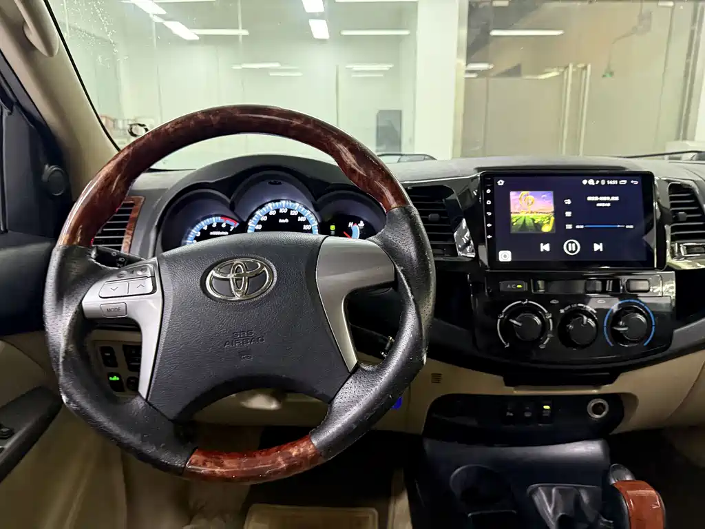 Toyota Fortuner — фото 17