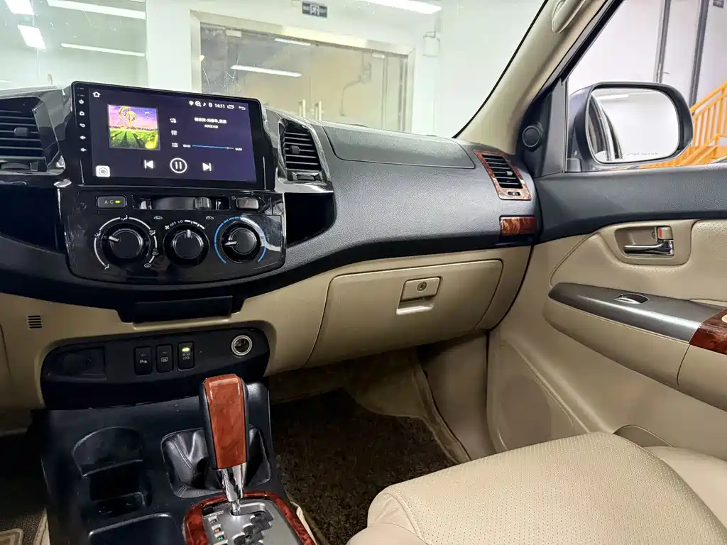 Toyota Fortuner — фото 18