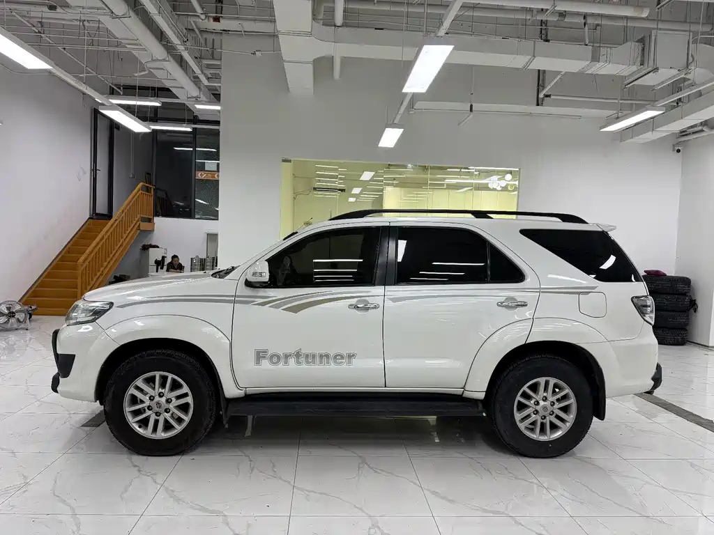 Toyota Fortuner — фото 3