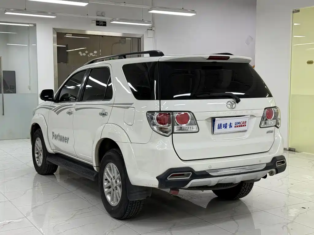 Toyota Fortuner — фото 4