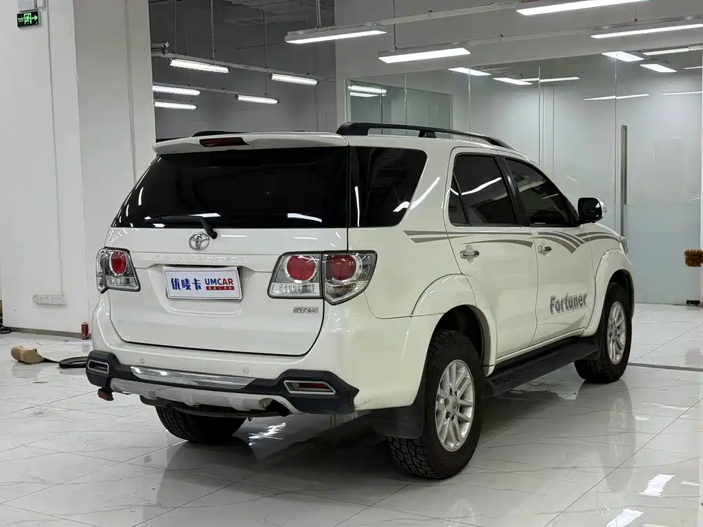 Toyota Fortuner — фото 6