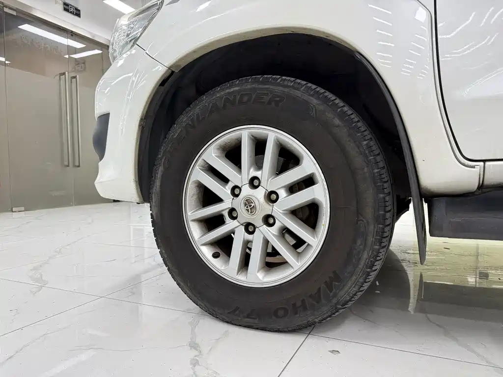 Toyota Fortuner — фото 7