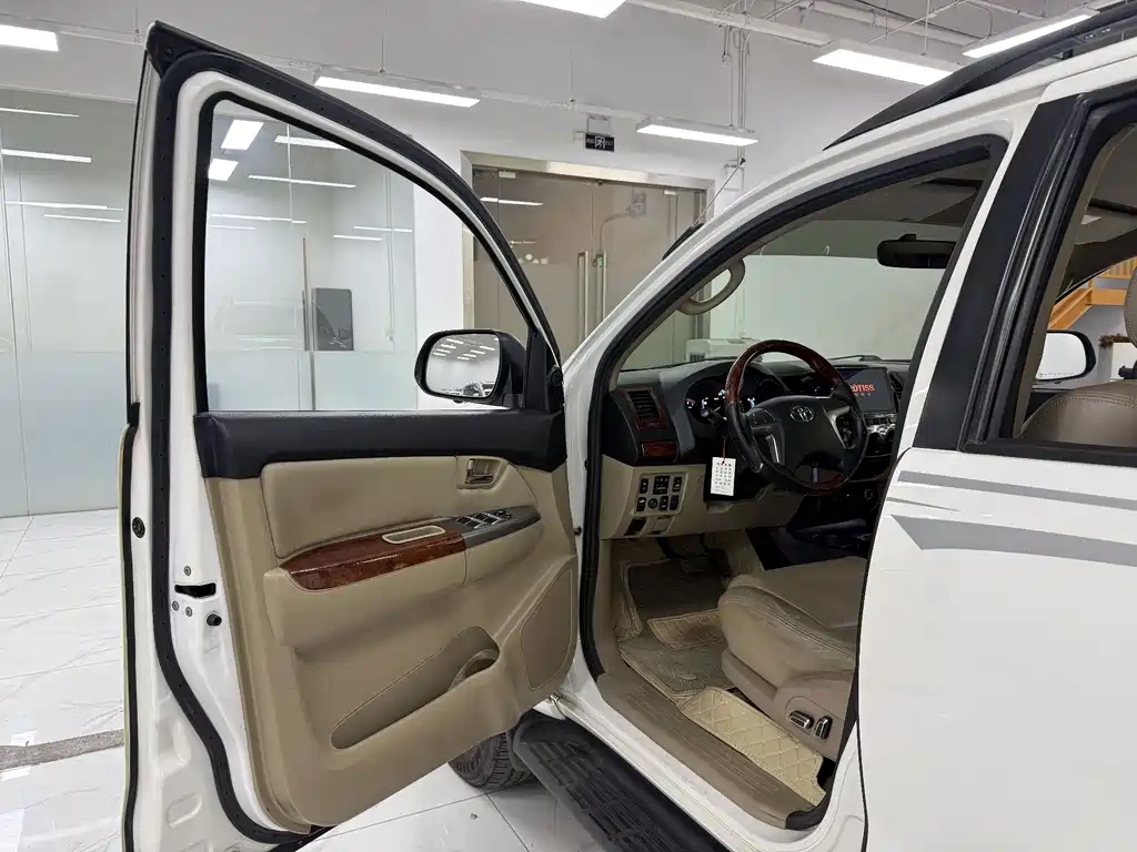 Toyota Fortuner — фото 8