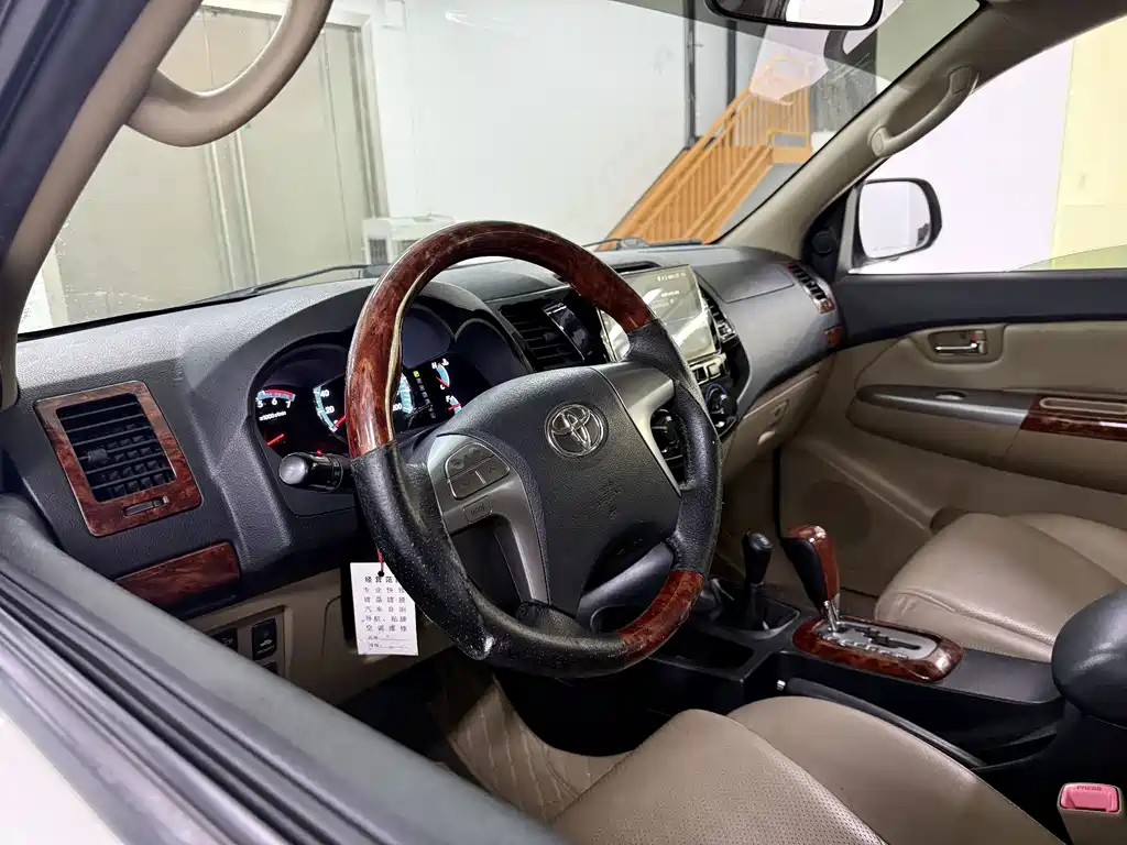 Toyota Fortuner — фото 10