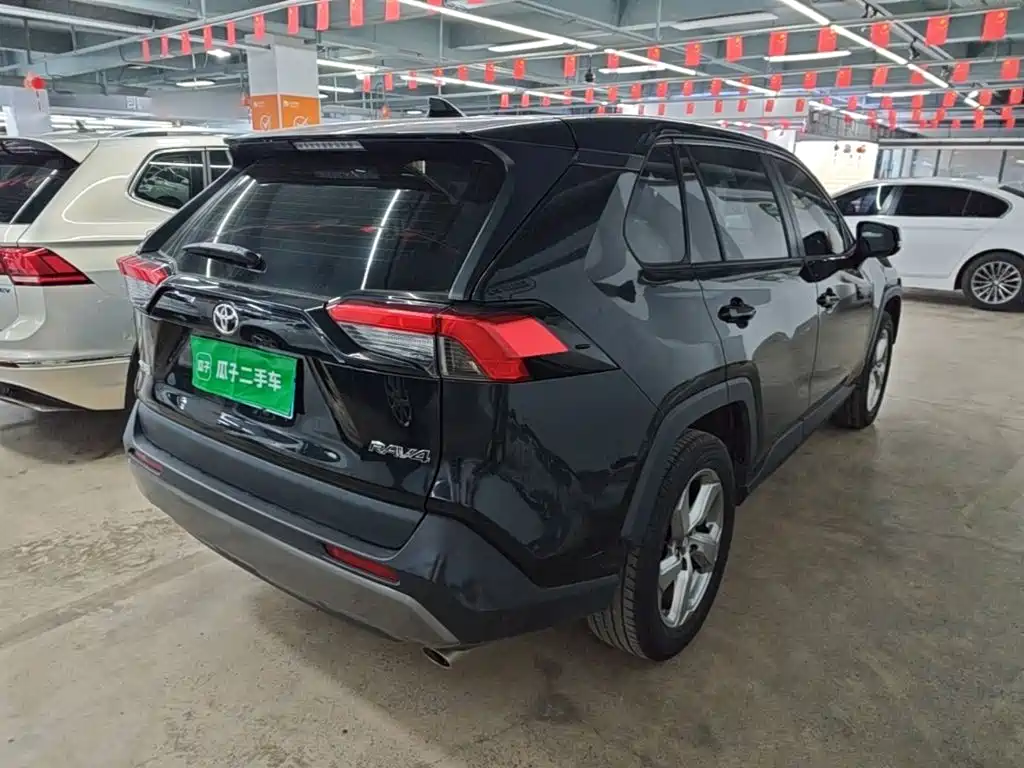Toyota RAV4 — фото 7