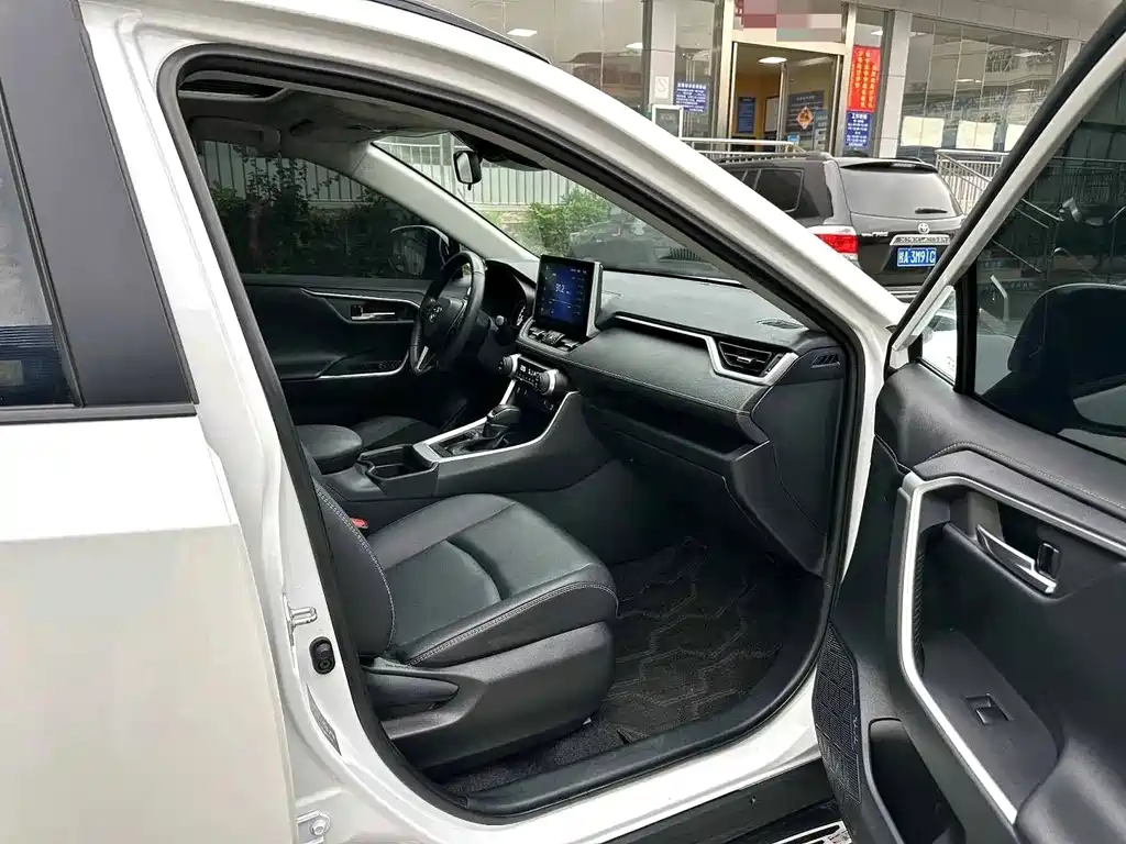 Toyota RAV4 — фото 11
