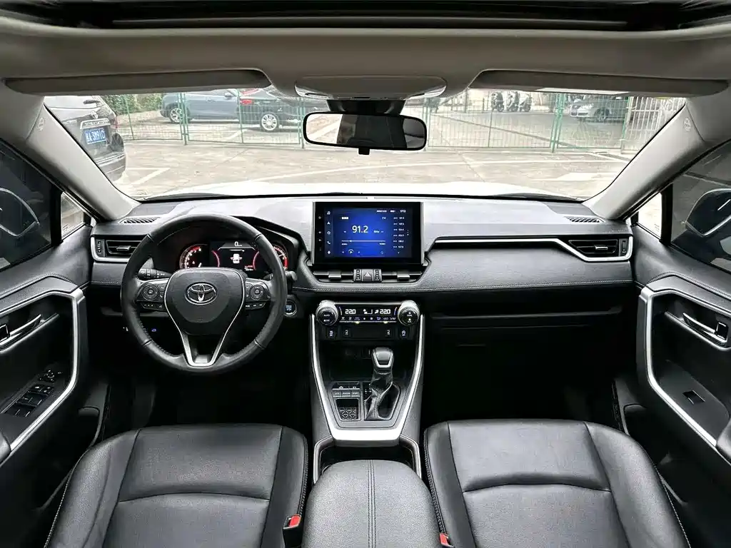 Toyota RAV4 — фото 14