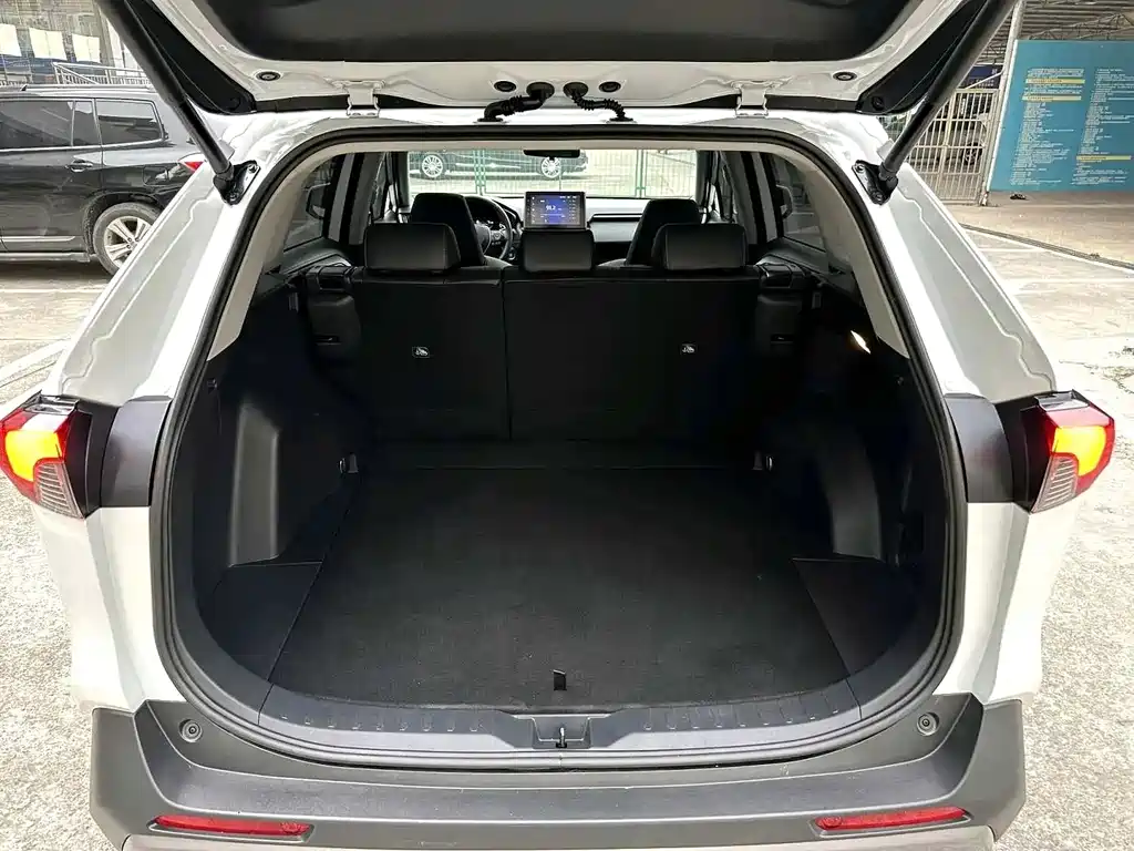 Toyota RAV4 — фото 17