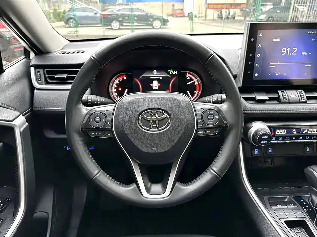 Toyota RAV4 — фото 19