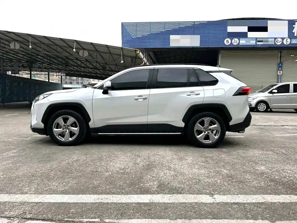 Toyota RAV4 — фото 4