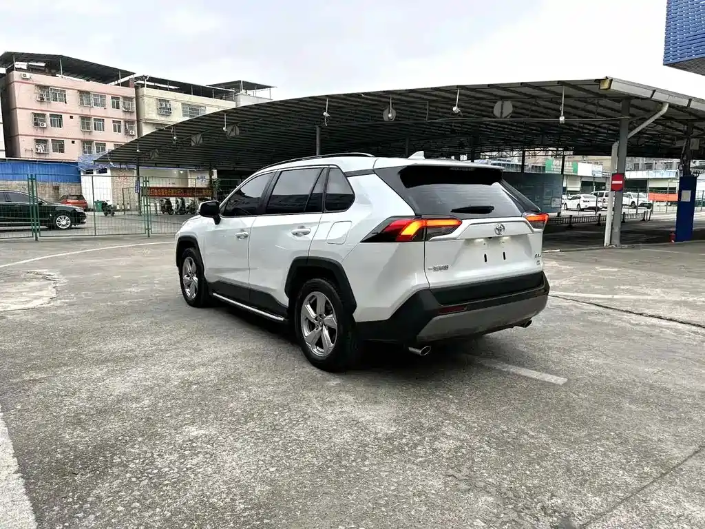 Toyota RAV4 — фото 5