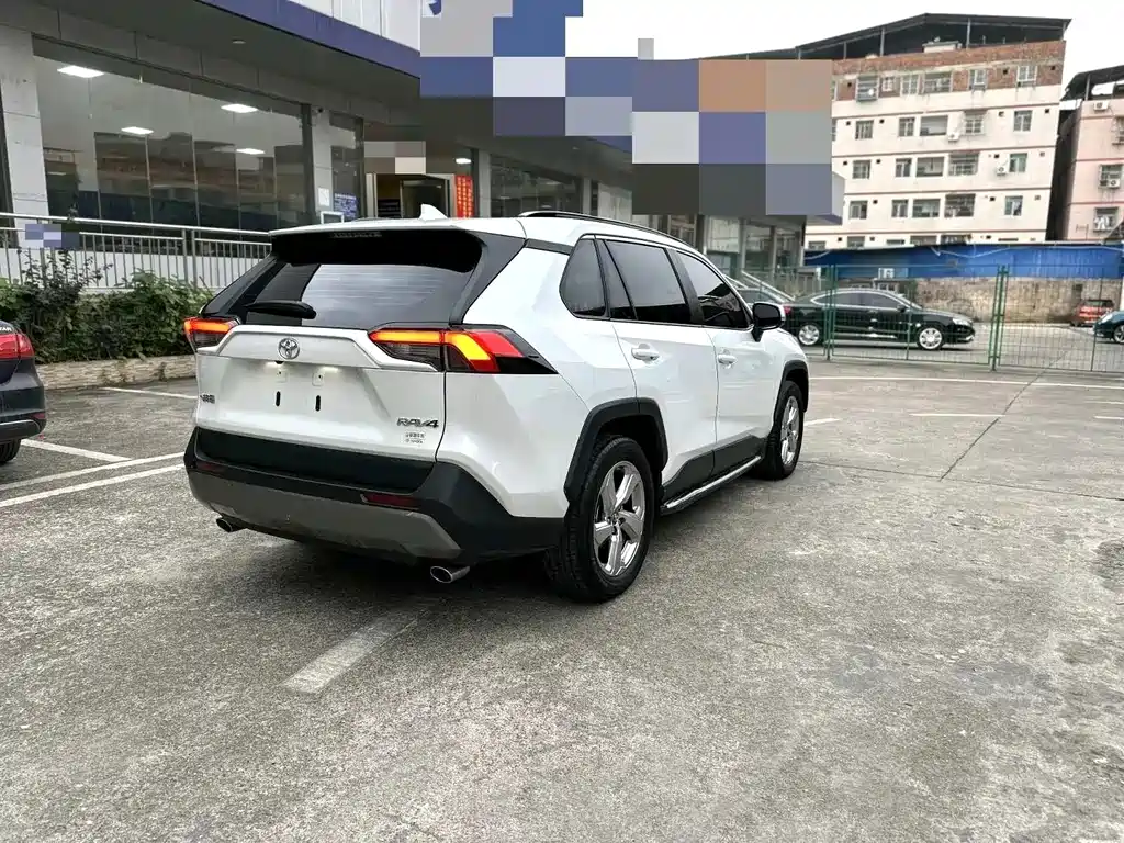 Toyota RAV4 — фото 7