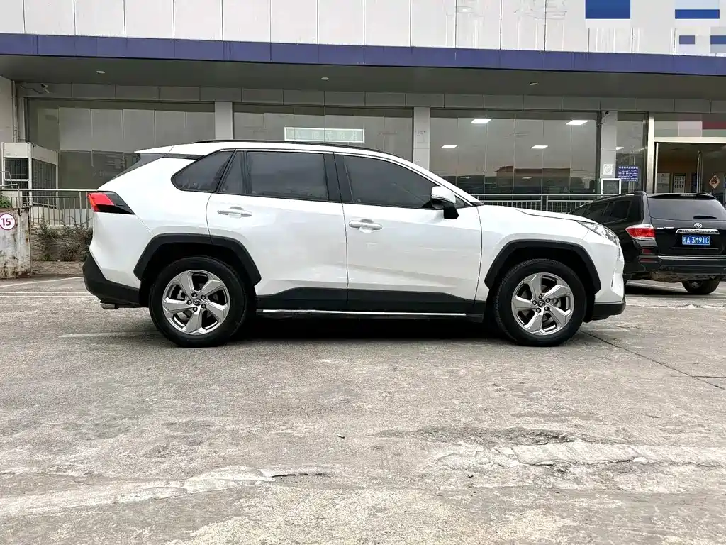 Toyota RAV4 — фото 8