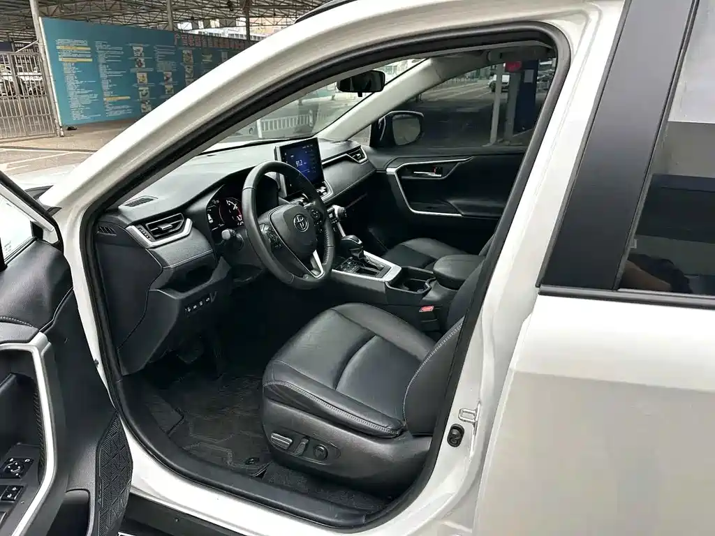 Toyota RAV4 — фото 9