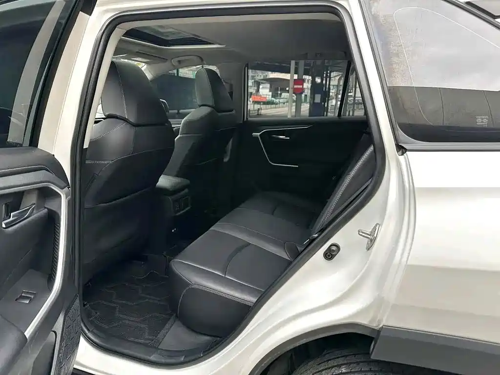 Toyota RAV4 — фото 10