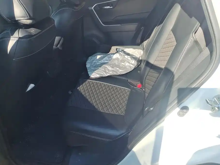 Toyota RAV4 — фото 11