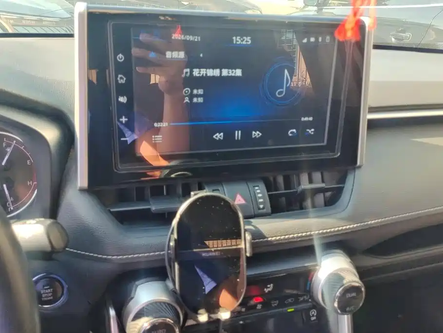 Toyota RAV4 — фото 13