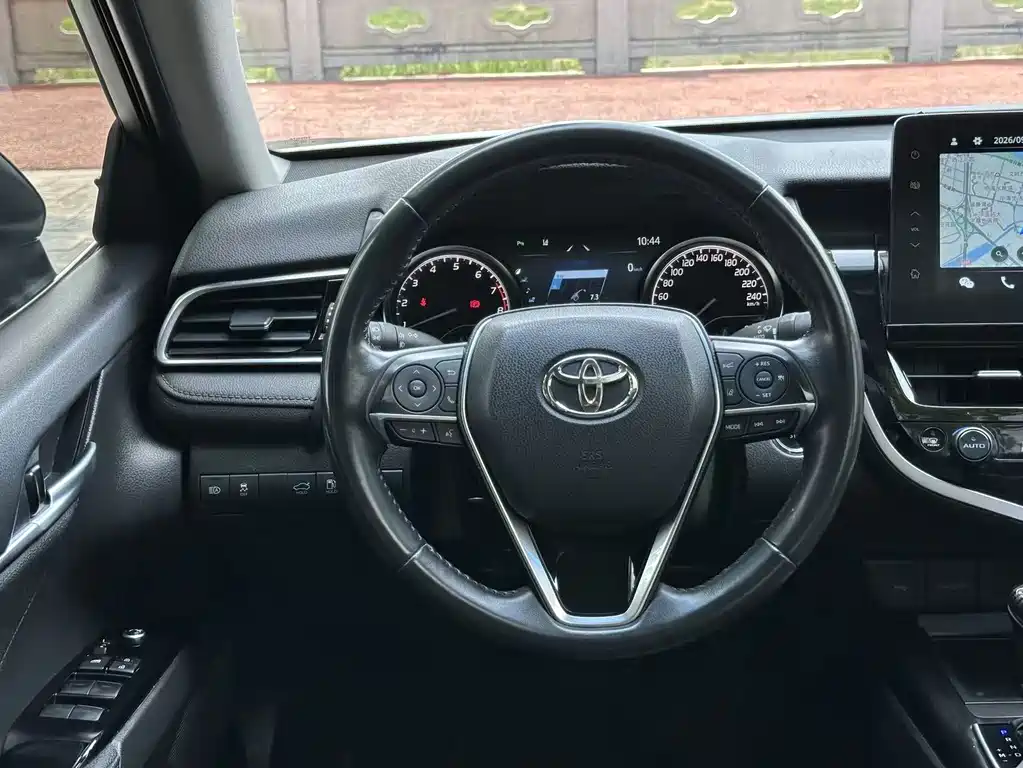 Toyota Camry — фото 10