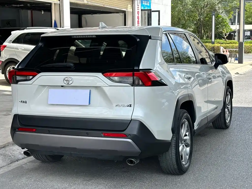 Toyota RAV4 — фото 4