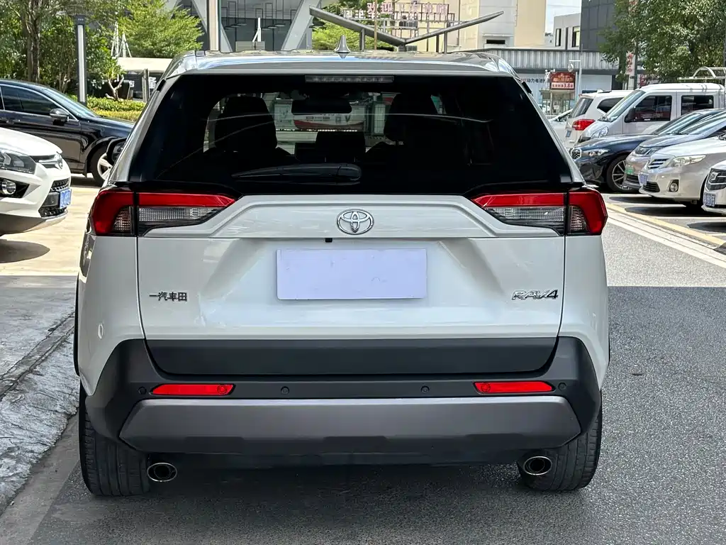 Toyota RAV4 — фото 5