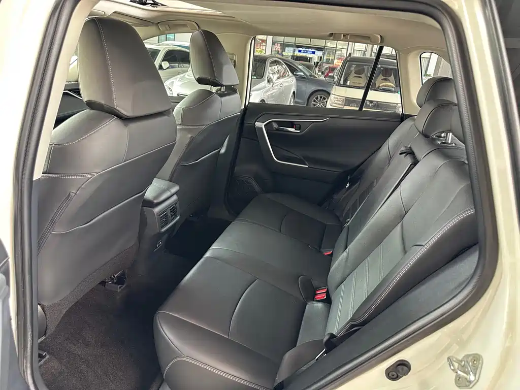 Toyota RAV4 — фото 7